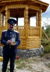 Хмелев Евгений Георгиевич , в руках экслюзивная бутылка с родниковой водой